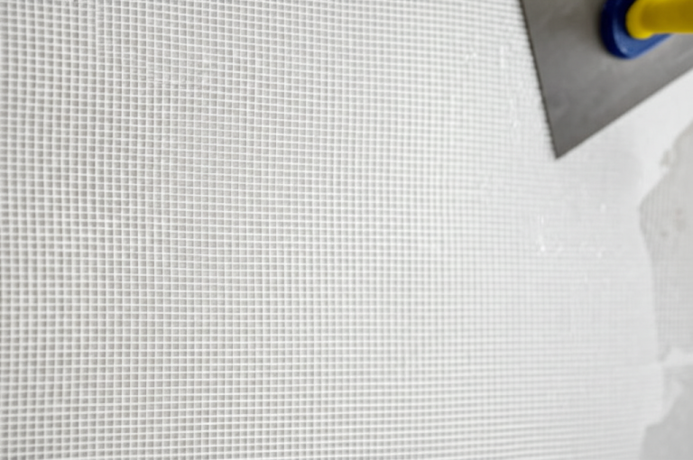 Toile de verre : améliorez la respiration des murs efficacement